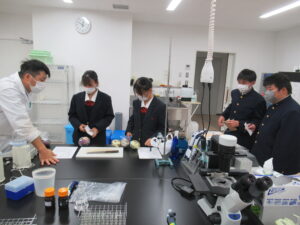 農業経営科野菜コースの生徒が吉備国際大学で実験しました。
