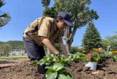 園芸科草花コースの２年生が花壇の植栽実習をおこないました。