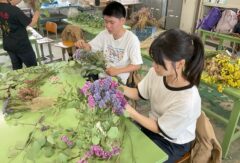 園芸科草花コースの３年生がスワッグの制作をおこないました。